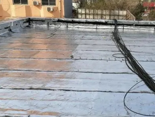 霍尔果斯卫生间漏水维修公司分享下霍尔果斯屋面楼顶防水刚性防水层施工要点。
